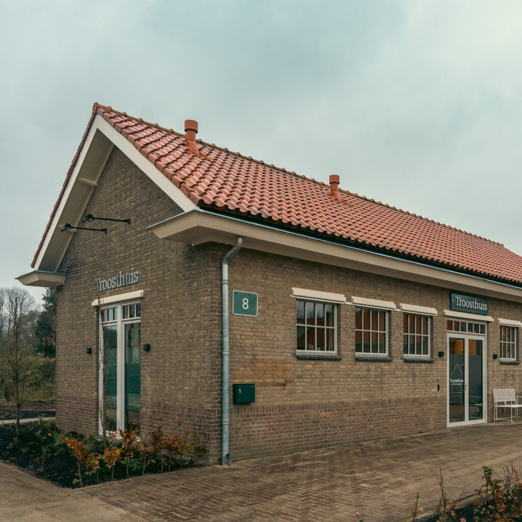 Troosthuis Ede gezien vanaf de straat